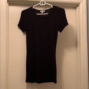 Black shirt sleeve T-shirt